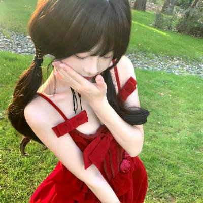 与一位女士合影